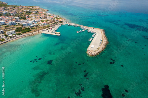 Wyspa Agistrii w Grecji, widok z góry z drona. Widok na piękne morze śródziemne.
