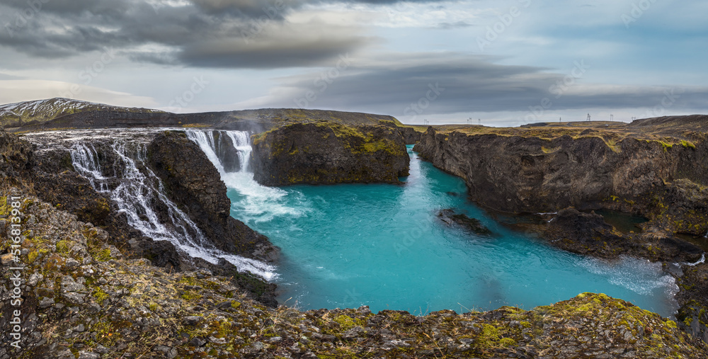 Obraz premium Picturesque waterfall Sigoldufoss autumn view. Season changing in southern Highlands of Iceland.