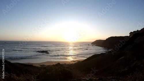 Hermosa caida del sol sobre el mar