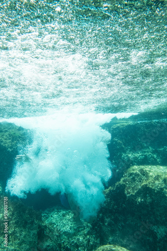 Unterwasser - Taucher springt ins Wasser