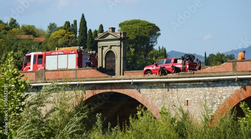 Incidente sul ponte San Quirico, crolla un pezzo, Lucca, Italia photo