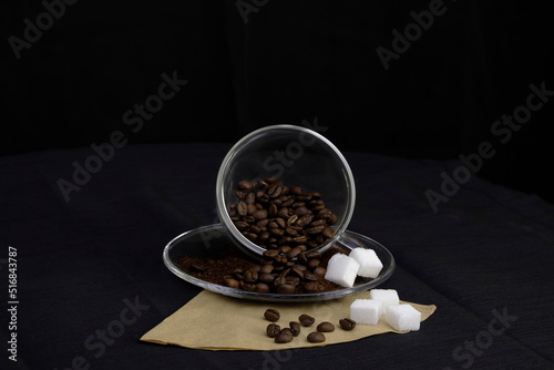 Kaffeetasse mit Kaffeebohnen, gemahlenen Kaffee und Zucker