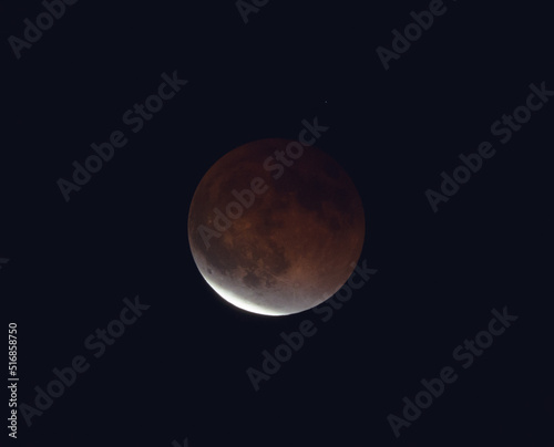 Fototapeta eclipse lunar cerca de la totalidad