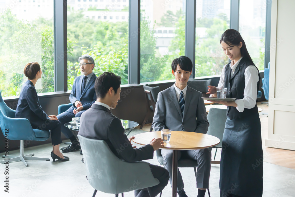 水を出すウェイトレス 水を出すウェイトレス