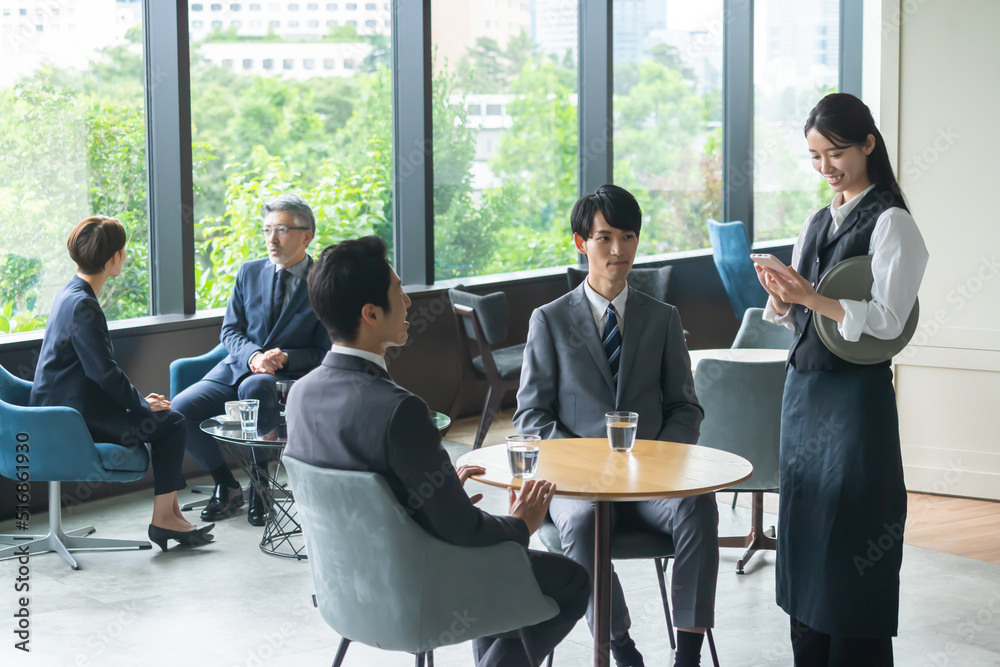 注文を聞くウェイトレス 注文を聞くウェイトレス