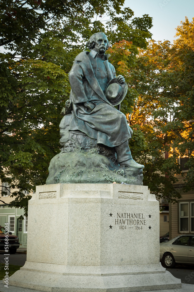Obraz premium bronze statue of Nathaniel Hawthorne, American writer and novelist at the city park of Salem, Mass