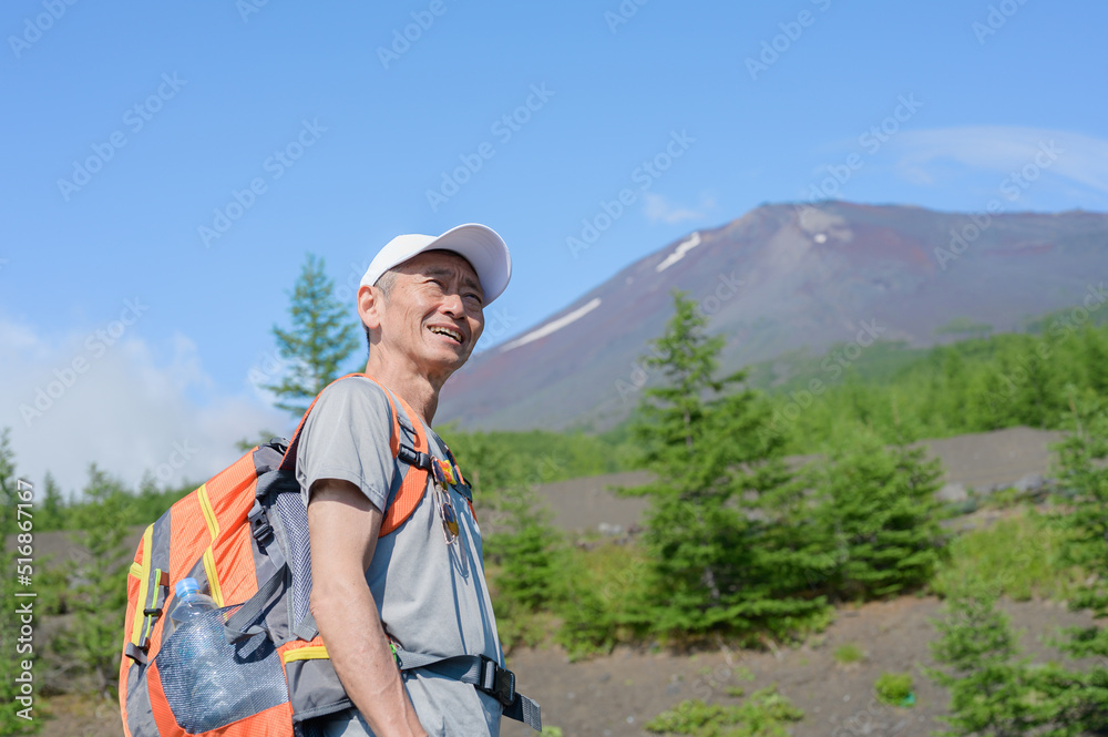 富士山背景　登山者　笑顔　アウトドア