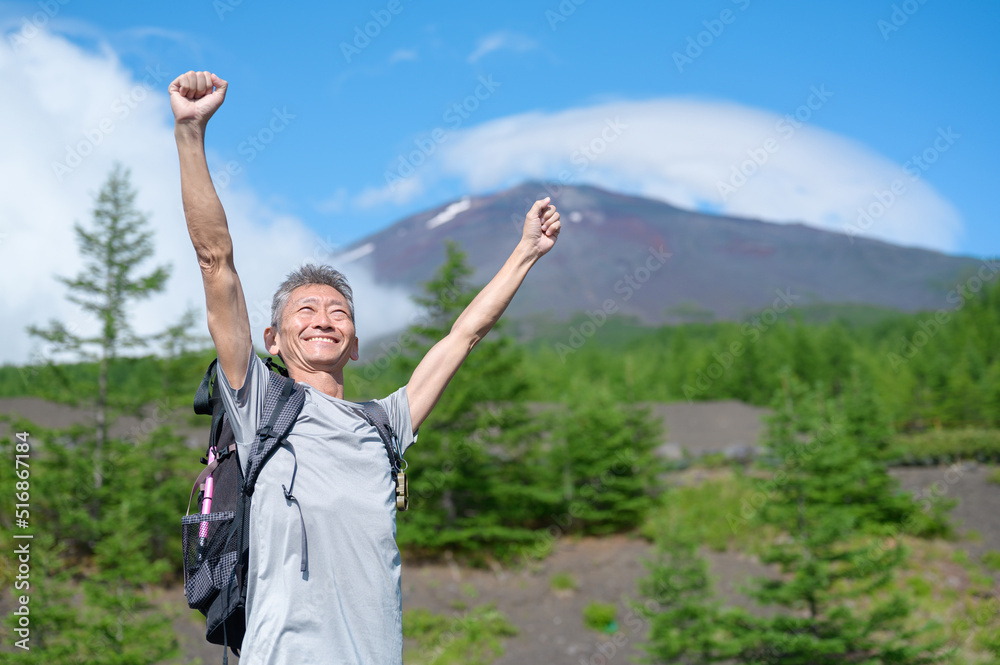 シニア男性　登山　万歳