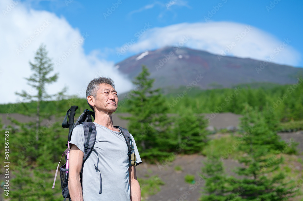 富士山背景　男性登山客　アウトドア　須走口