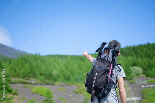 シニア男性　登山　指差し