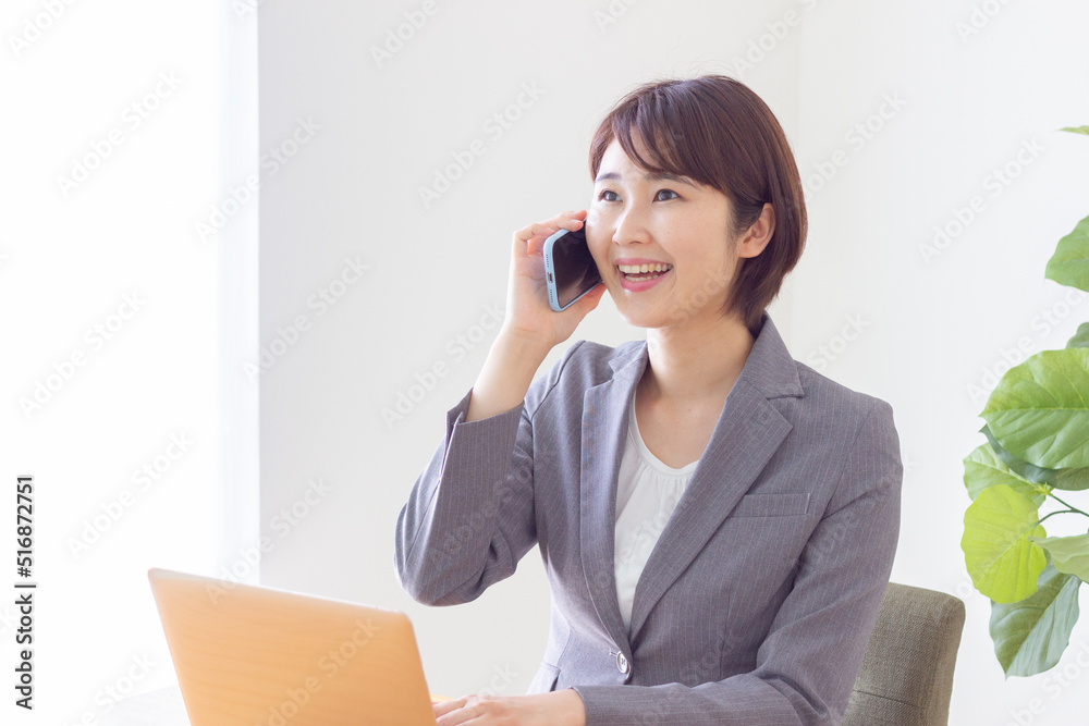 スマートフォンで通話するビジネスウーマン