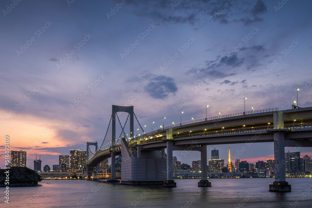 Obraz premium 夕暮れ時のレインボーブリッジ