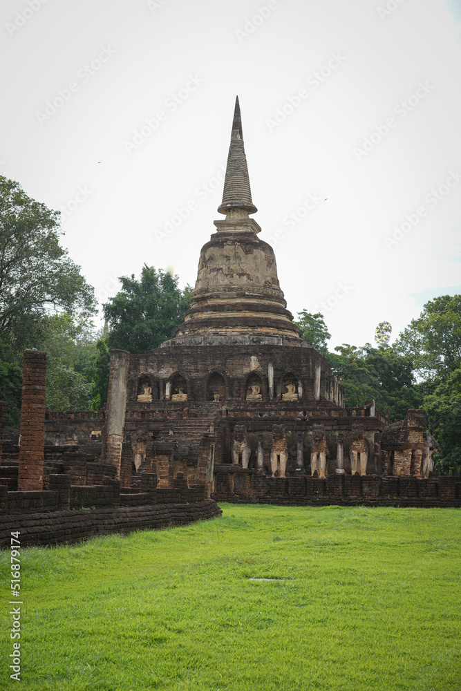 Obraz premium Archaeological and Buddhist sites, historical religious sites, Buddha, temples, ceremonial areas, religious attractions, Buddhist churches, antiques, pagodas, nature and dharma, Buddha statue.