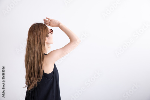 サングラスをかける女性 Woman wearing sunglasses 