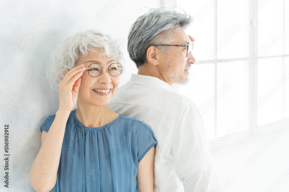 眼鏡をかけたシニア夫婦 眼鏡をかけたシニア夫婦