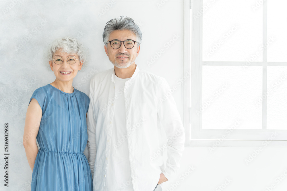 眼鏡をかけたシニア夫婦