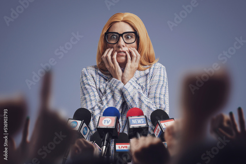 Bilde på lerret Panicked politician at the press conference