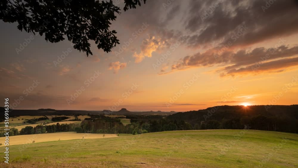 Abends im Elbsandsteingebirge: Ziehende Wolken und die untergehenden Sonne zaubern ein faszinierendes Lichtspiel. Der Blick wandert am Horizont über die zauberhafte Landschaft der Sächsischen Schweiz. Abends im Elbsandsteingebirge: Ziehende Wolken und die untergehenden Sonne zaubern ein faszinierendes Lichtspiel. Der Blick wandert am Horizont über die zauberhafte Landschaft der Sächsischen Schweiz.