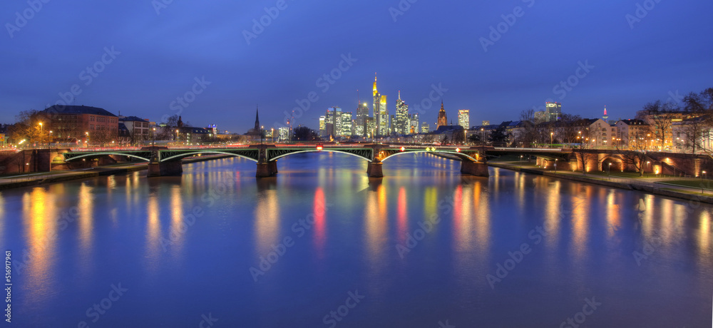 Skyline Frankfurt mit Ignatz-Bubis-Brücke