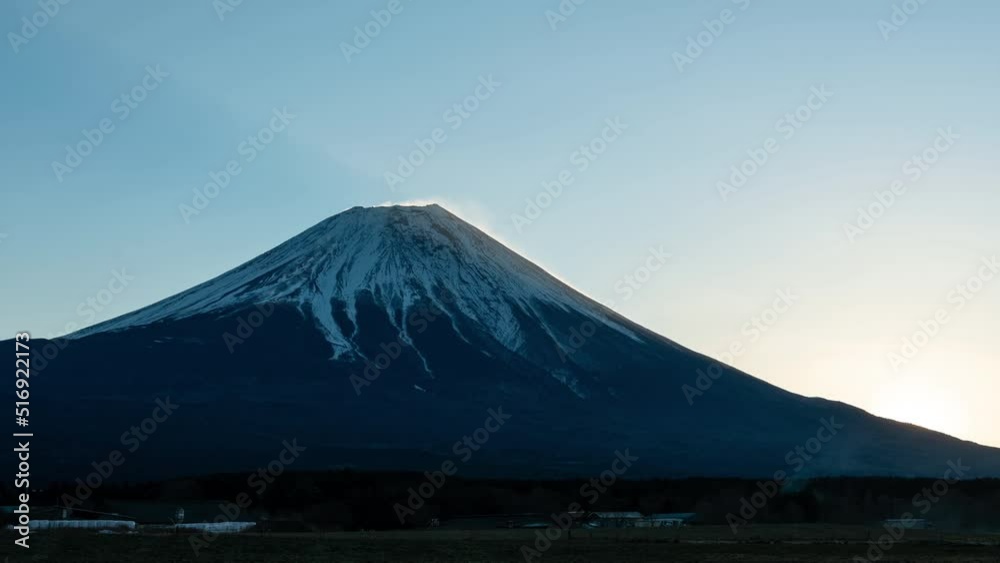 昇る初日の出と富士山のタイムラプス映像(新年の頃に静岡県富士宮市朝霧高原にて撮影)(パンニング) 昇る初日の出と富士山のタイムラプス映像(新年の頃に静岡県富士宮市朝霧高原にて撮影)(パンニング)