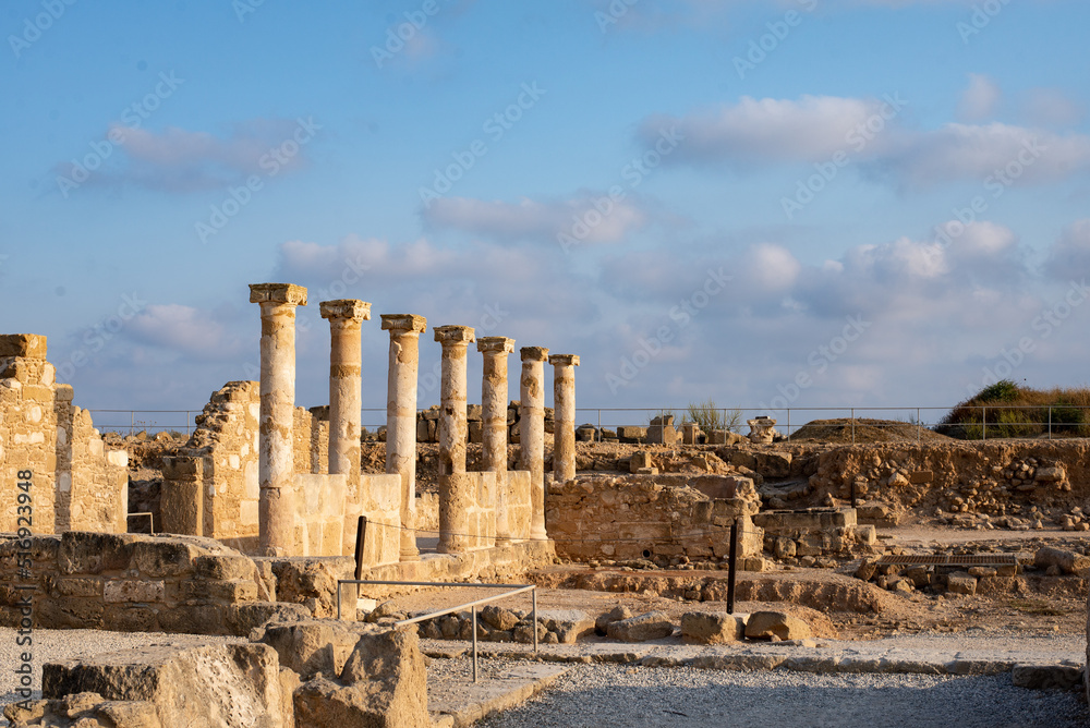 Obraz premium A row of columns left from an ancient Greek temple. The ruins of the building of an ancient civilization in the Paphos area. Nea Paphos and Paphos Archaeological Park.