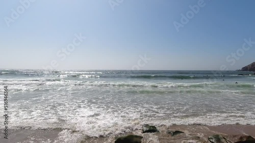 rocas sobre la costa del mar, olas rompiendo en la costa
