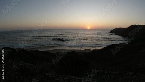 sol cayendo sobre el horizonte transformando el atardecer