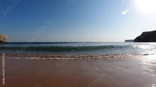 olas rrompiendo sobre la costa