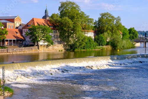 Blick von der Brücke über die Weser in der alten Rattenfängerstadt Hameln in Niedersachsen am Tag aufgenommen.