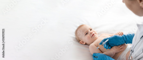 Canvas Print Doctor vaccinating baby in clinic