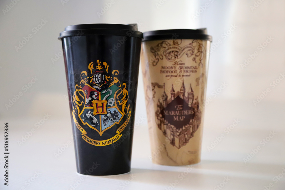Glasses. Harry Potter tall plastic cups. Merchandising. Hogwarts House  Crest and Marauder's Map. Movie and books by J. K. Rowling. Hogwarts  Gryffindor, Hufflepuff, Ravenclaw and Slytherin foto de Stock
