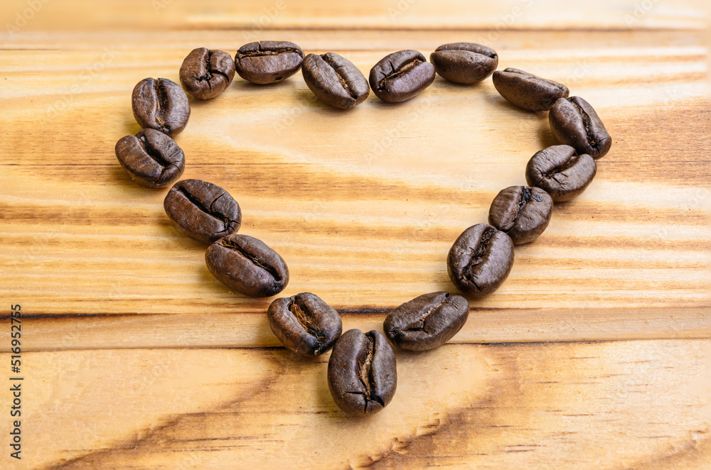Serce z ziaren kawy na deskach. Kawa ziarnista. Zakochany w kawie. Miłośnicy kawy. Kocham kawę. - obrazy, fototapety, plakaty 