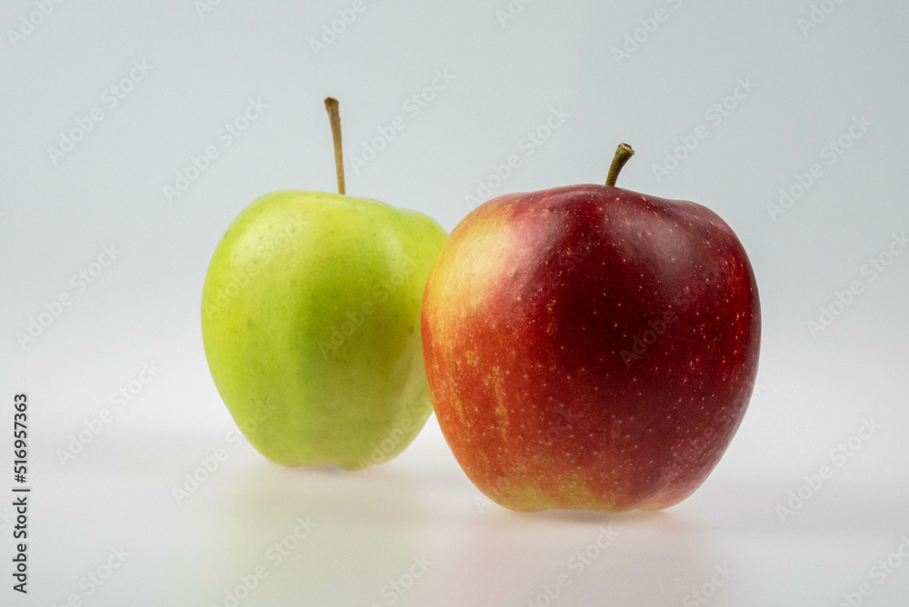 Dwa jabłka obok siebie - obrazy, fototapety, plakaty 