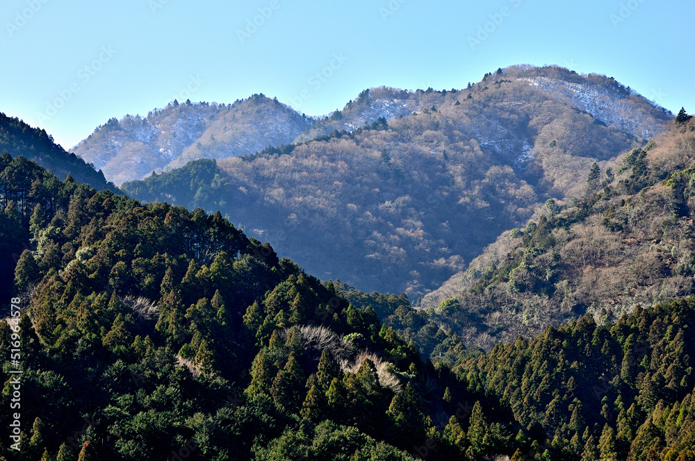 丹沢の旧道　宮ヶ瀬みちより大山三峰山を望む
丹沢　宮ヶ瀬みちより左奥が大山三峰山、右が物見峠方面
