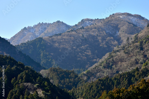 丹沢の旧道 宮ヶ瀬みちより大山三峰山を望む 丹沢 宮ヶ瀬みちより左が大山三峰山、右が物見峠方面 