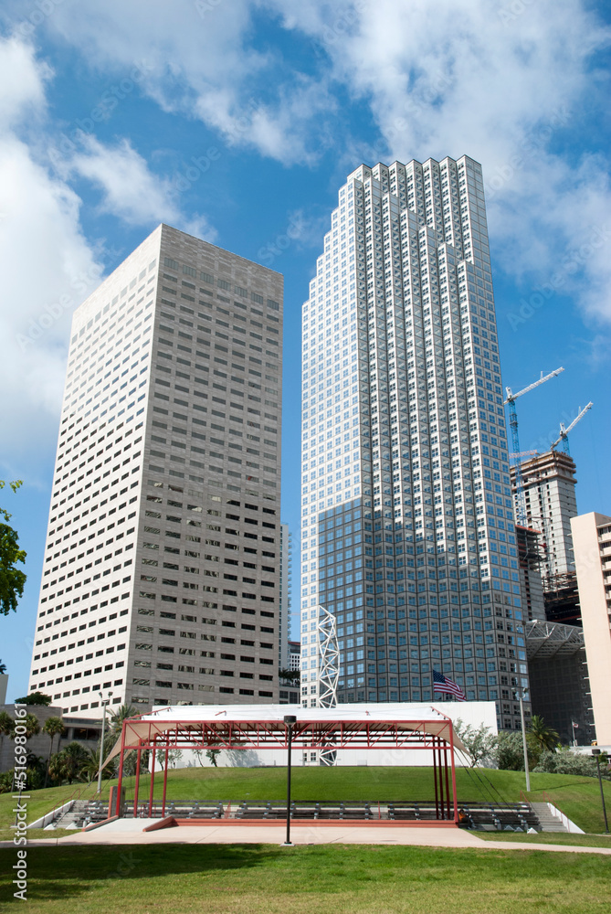 Obraz premium Miami Downtown Skyline And A Park