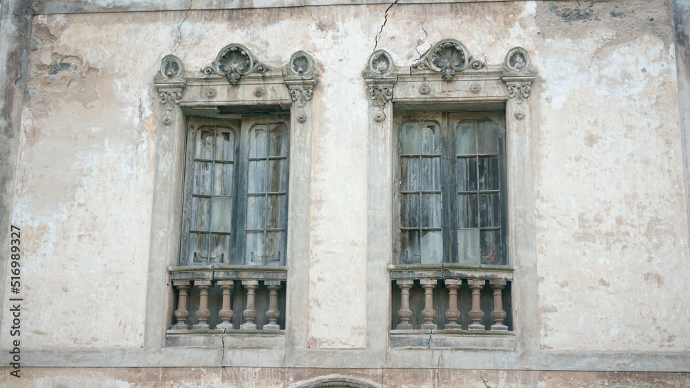 Antiguo palacio abandonado y deteriorado
