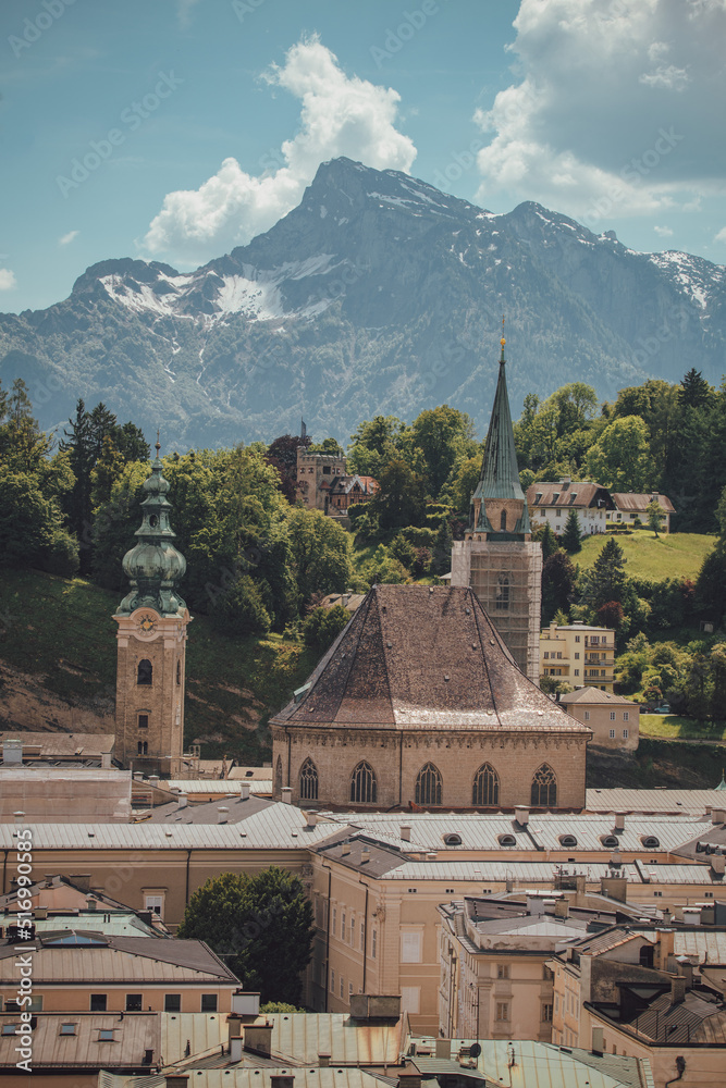 Fototapeta premium view on the old city of salzburg