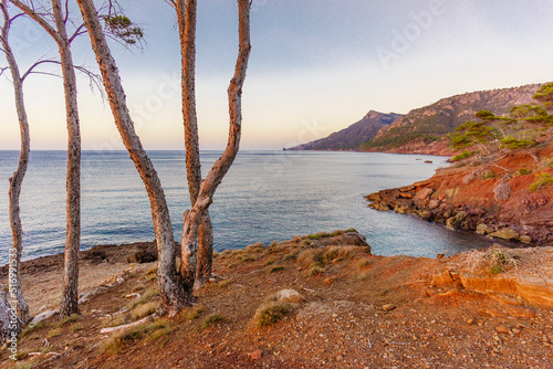 silueta de escursionistas, vuelta del General, Port Des Canonge, Banyalbufar, Parque natural de la Sierra de Tramuntana, Mallorca,Islas Baleares,Spain.