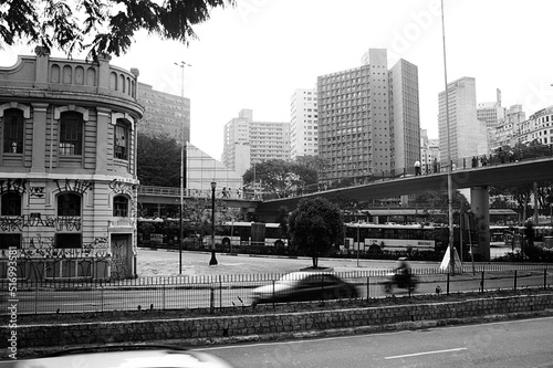 
Tráfego de carros no corredor norte sul ao lado da Praça da Bandeira, São Paulo, Brasil. photo