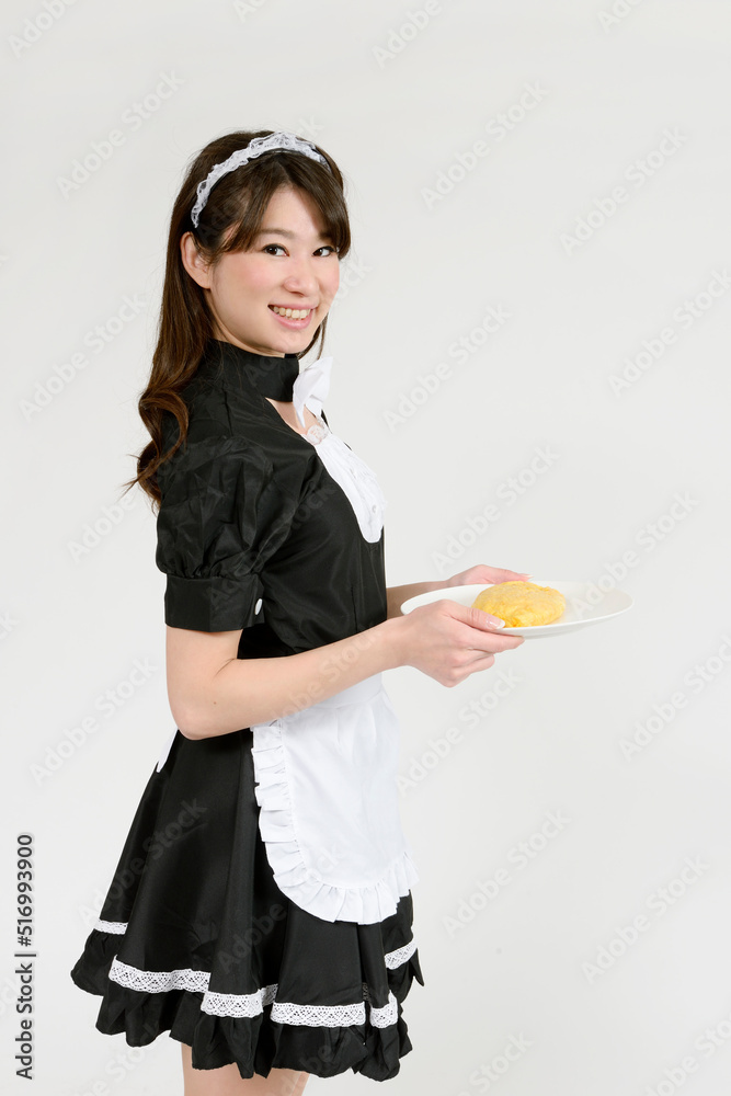 オムレツを持った若いウエイトレス