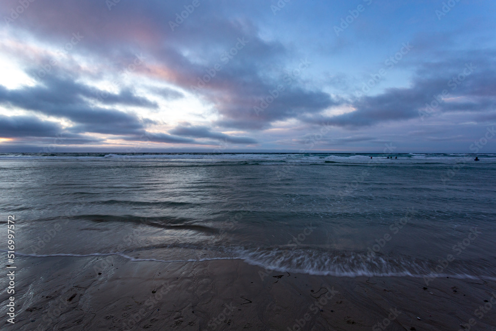 Obraz premium Dramatic stormy sunset on the ocean