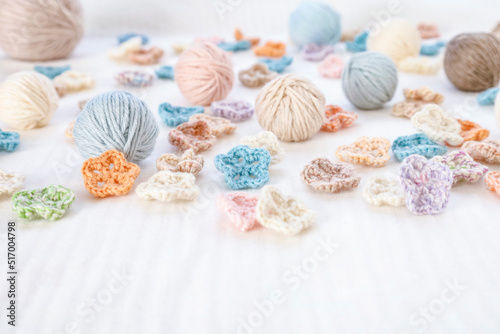 毛糸とかぎ針で編んだ花モチーフ