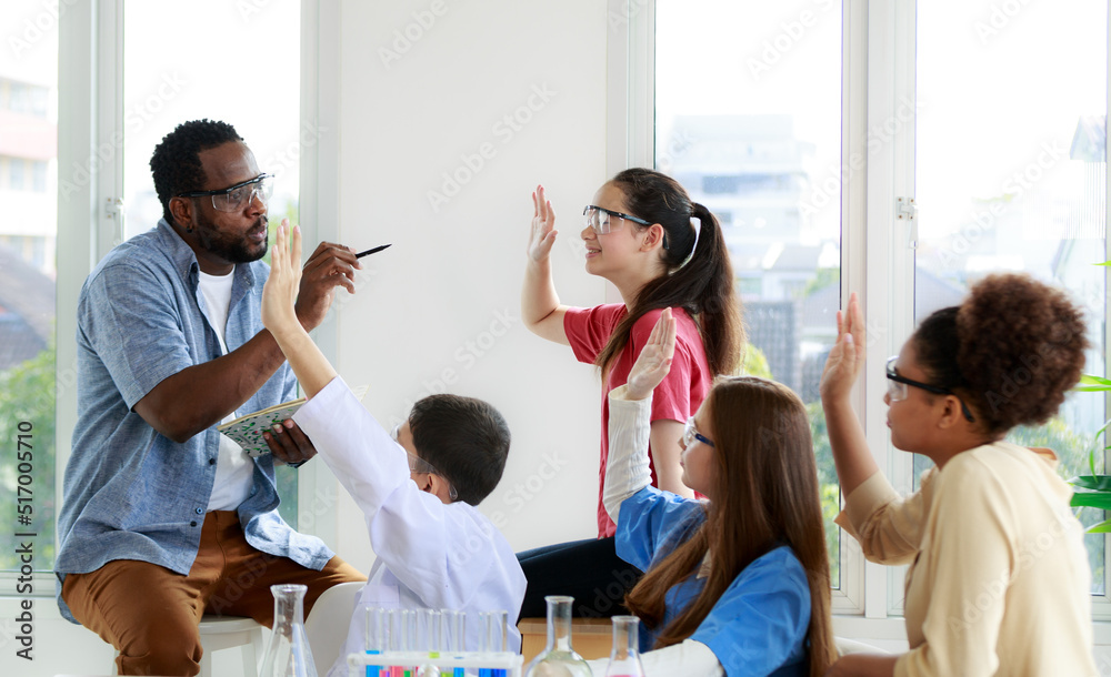 Obraz premium group of male and female students Studying with an African science teacher in an interactive discussion class