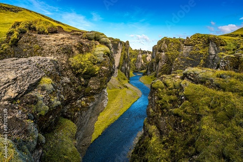 Photo Picturesque view of a green canyon (Fjadrargljufur) with a river in Iceland