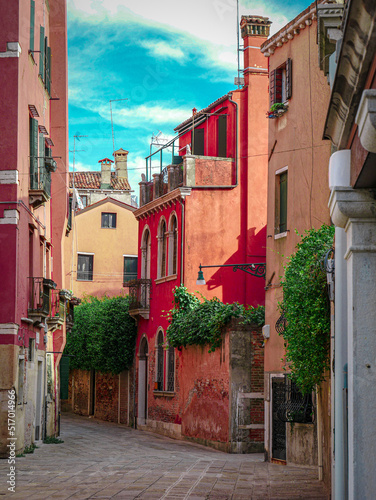 Rotes Haus in eine Gasse von Venedig