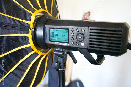 Εκτύπωση καμβά flash strobe on light stand with soft box attached