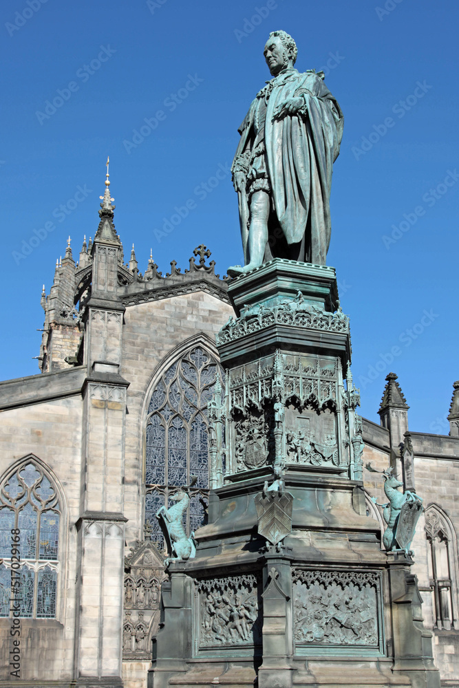 Statue vor Kathedrale