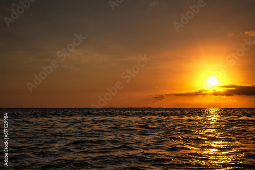 Couch   de soleil sur l oc  an indien.   le de La R  union 