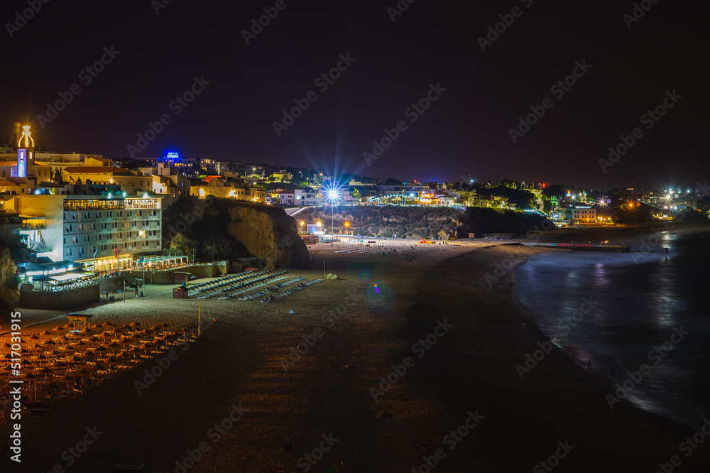 La belleza de la caída de la noche en una playa de la Albufeira, Algarve, Portugal